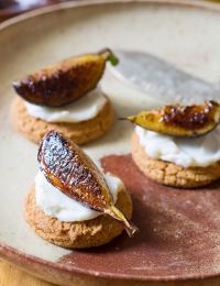 Simple 4-Ingredient Snacks - Caramelized Figs with Cheese and Gingersnaps on ASpicyPerspective.com
