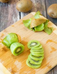 How To: Peel a Kiwi (and slice it!) #howto #cooking #kiwi