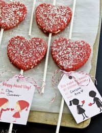 Fabulous Red Velvet Cookie Pops for #ValentinesDay + Free Printable Tags!