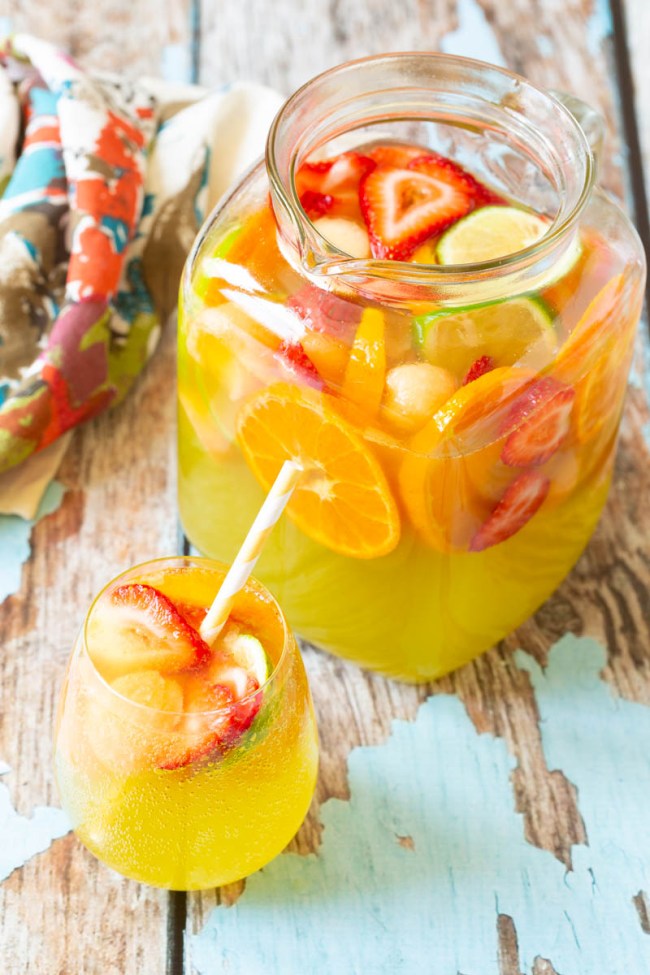 white wine sangria recipe in glasses with fruit